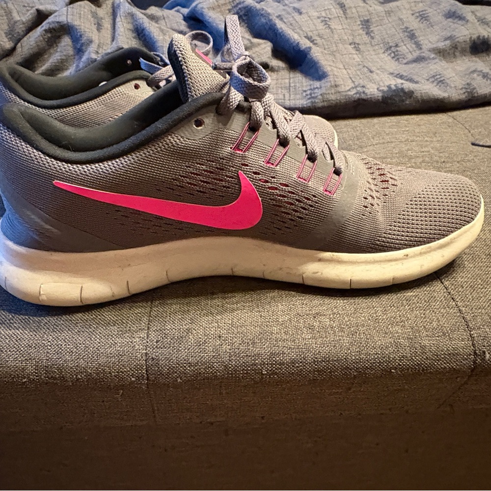 Nike Women's Athletic Shoes in Gray and Pink